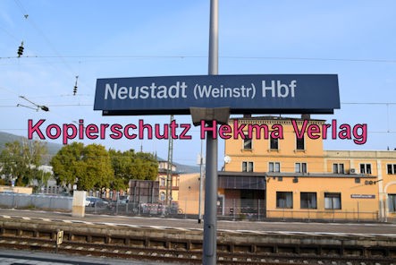 Neustadt Wstr. Eisenbahn - Hauptbahnhof Neustadt - Bahnhofsschild