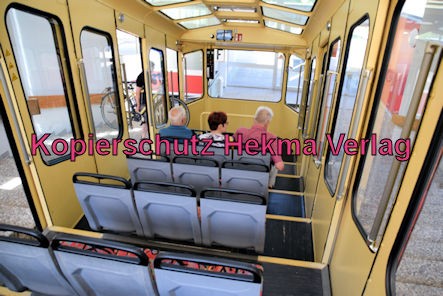 Turmbergbahn Karlsruhe - Talstation - Innenansicht eines des Wagens 2