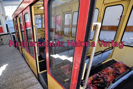 Turmbergbahn Karlsruhe - Talstation - Außenansicht des Wagens 2