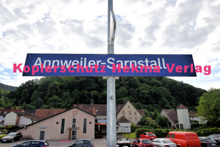 Annweiler-Sarnstall - Bahnhaltepunkt Bahnhofsschild