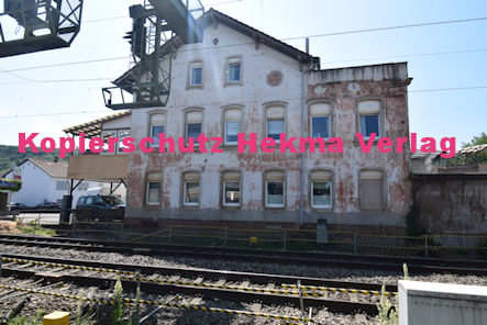 Hauptstuhl Eisenbahn - Bahnhaltepunkt - Bahnhofsgebäude