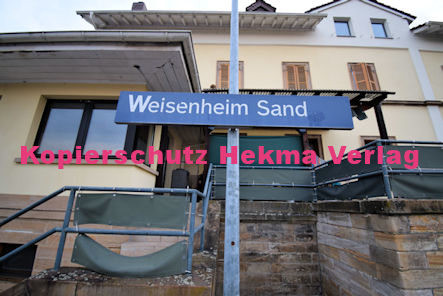 Weisenheim Sand Eisenbahn - Bahnhaltepunkt Weisenheim Sand - Bahnhofsschild