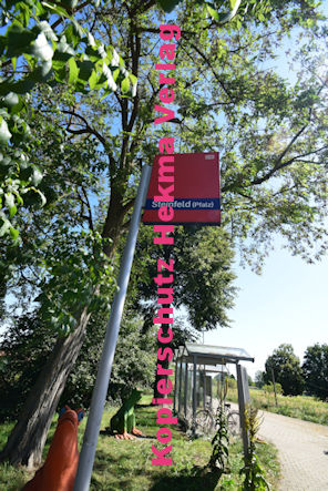 Steinfeld (Pfalz) Eisenbahn - Bahnhaltepunkt Steinfeld - Bahnhofsschild