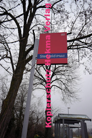 Steinfeld (Pfalz) Eisenbahn - Bahnhaltepunkt Steinfeld - Bahnhofsschild