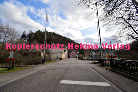 Hinterweidenthal Eisenbahn - Hinterweidenthal Bahnübergang 333 BÜ - Hauptstraße
