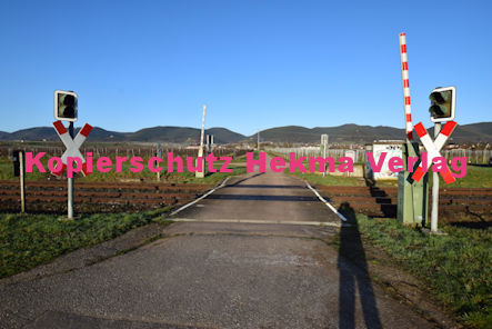 Maikammer Eisenbahn - Maikammer Bahnübergang BÜ 6,4 - Feldweg