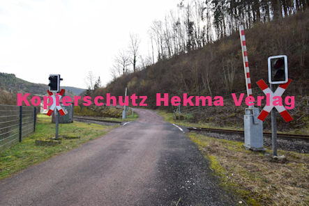 Rinnthal Eisenbahn - Rinnthal Bahnübergang 447 BÜ 43,258 - Bahnhofstraße