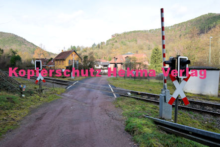 Rinnthal Eisenbahn - Rinnthal Bahnübergang 447 BÜ 43,258 - Bahnhofstraße