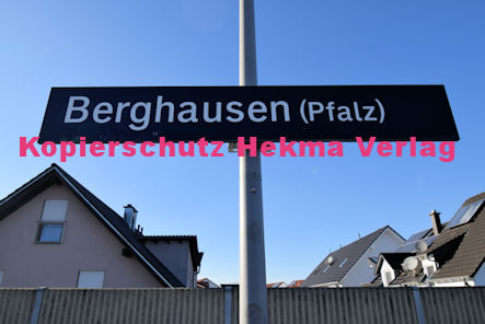 Berghausen (Pfalz) Eisenbahn - Bahnhaltepunkt Berghausen - Bahnhofsschild