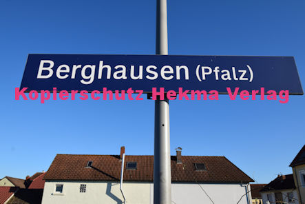 Berghausen (Pfalz) Eisenbahn - Bahnhaltepunkt Berghausen - Bahnhofsschild