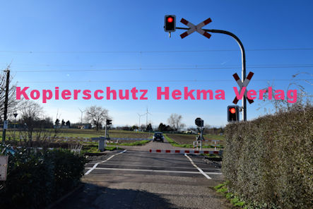 Berghausen (Pfalz) Eisenbahn - Bahnhaltepunkt Berghausen - Bü Berghausen 3 km 13,198 Schänzelweg