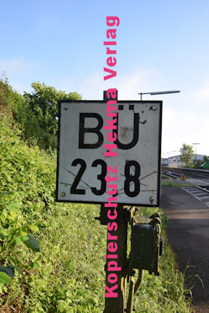 Insheim (Pfalz) - Eisenbahn - Insheim Bahnübergang 1074 km 23,839 Bü 23,8 - Bahnhofstraße