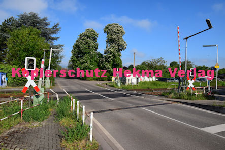 Knöringen Eisenbahn - Knöringen Bahnübergang 1032 km 13,633 BÜ 13,6 - Bahnhofstraße/L513