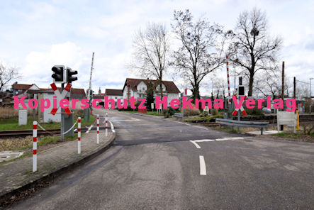 Steinfeld (Pfalz) Eisenbahn - Steinfeld Bahnübergang 1118 - Bahnhofstraße/L545