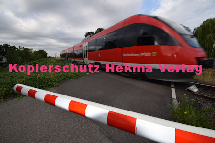 Maikammer/Kirrweiler - Eisenbahn - Bahnübergang Bü km 6,0 - Bordmühlweg - Zug Hochstätten (Pfalz)