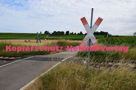 Oberhausen (Pfalz) Eisenbahn - Oberhausen Bahnübergang 1339 - An den Hofäckern/Jubiläumsbank