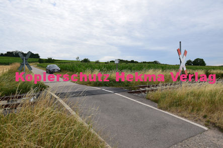 Oberhausen (Pfalz) Eisenbahn - Oberhausen Bahnübergang 1339 - An den Hofäckern/Jubiläumsbank
