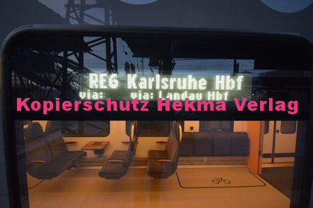 Neustadt (Wstr) Eisenbahn - Bahnhof Neustadt (Hbf) - Fa Stadler Oberleitungs-Hybridfahrzeug (Versuchsfahrzeug im Regelbetrieb) - Bahnanzeige
